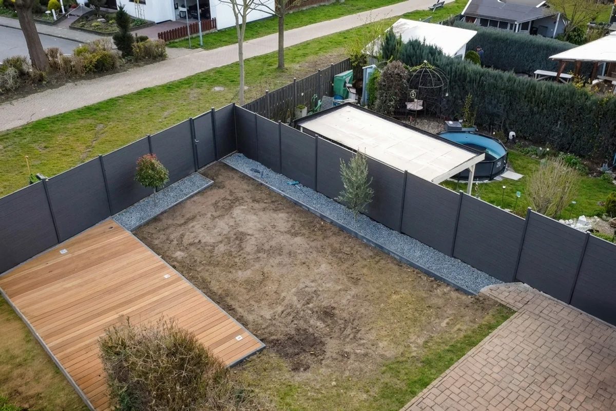 WPC-Zaunanlage mit Terrasse aus der Vogelperspektive