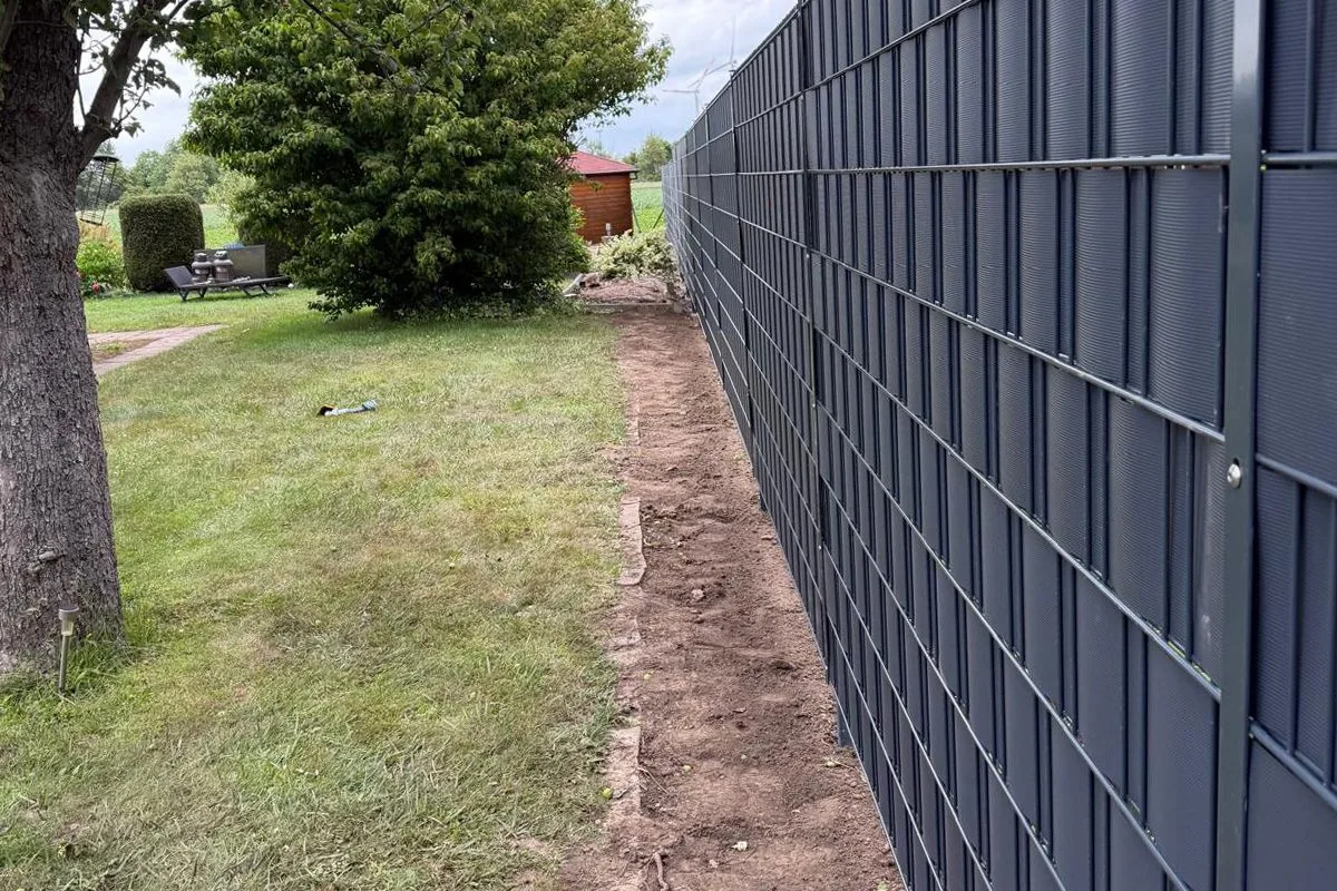 Doppelstabmattenzaun mit Sichtschutz, 42 Meter, in Hildesheim-Ost